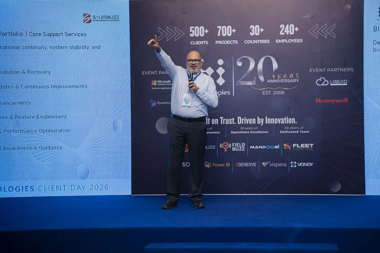Peter GORGY pointing towards the screen while presenting at BI-Technologies Client Day 2026